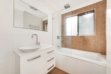 Sun-Drenched Two Bedroom Apartment Boasting Ultra Convenience - Photo 3