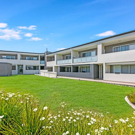 Three bedroom unit - 20% below market rent - Photo 4