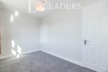 2 bedroom house to rent St. Andrews Gardens, Cobham, KT11 - Photo 5