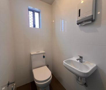 SPACIOUS FAMILY LIVING IN PRIME LOCATION - Photo 5