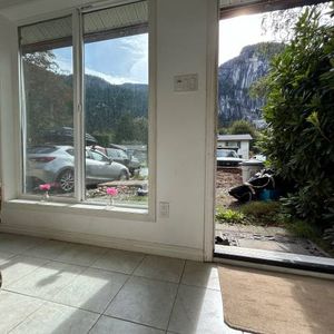 JAN or FEB: Bright 3 bedroom in Squamish (3 bdrm) Top Floor of home - Photo 2