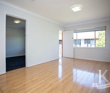 Immaculate Top Floor Apartment - Photo 2
