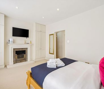 A beautifully presented period Chelsea townhouse with a private gar... - Photo 5