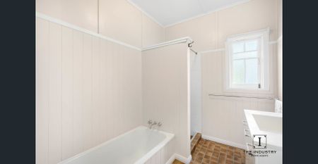 Flawlessly Renovated Queenslander - City Fringe! - Photo 3