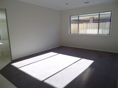 15 Castleton Street, Wodonga VIC 3690 - House For Rent | Domain - Photo 3