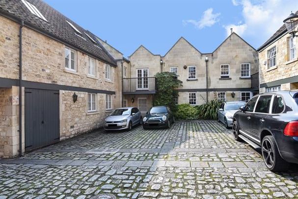 4 bedroom mews to rent - Photo 1