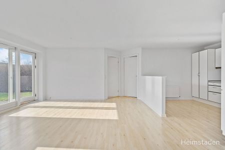 Attraktivt 1-plans rækkehus i Holluf Pile med egen have og parkering - Photo 2