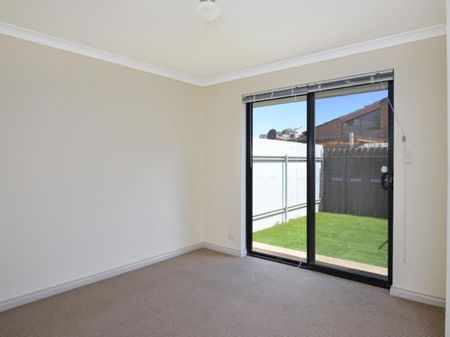 Neat & tidy brick unit in a central location! - Photo 3