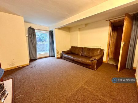 1 bedroom in a house share to rent - Photo 3