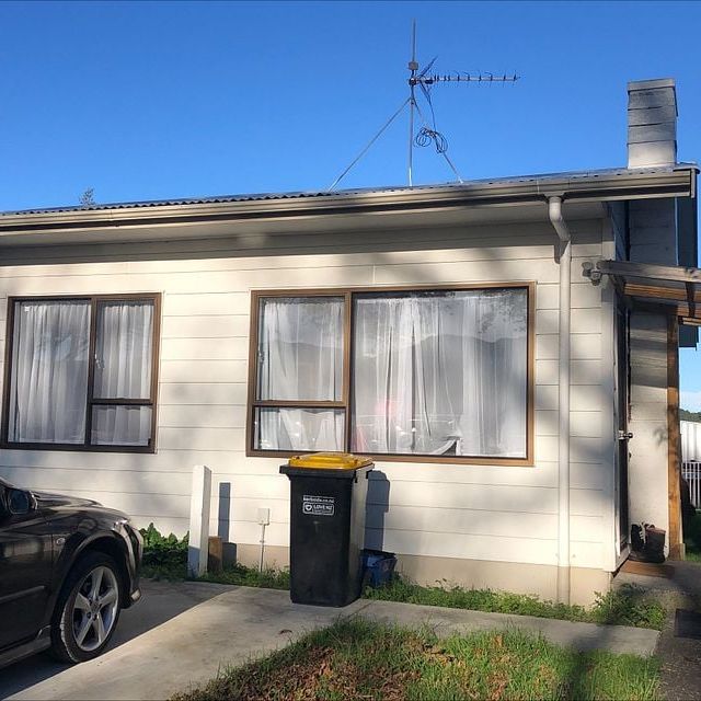 3 Bedroom Flat with Fenced Back Yard - Photo 1
