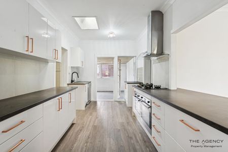 Spacious Character Home with Self-Contained Flat & Workshop - Photo 3