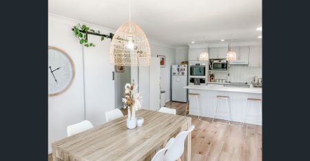 ELEGANT HOME OFFERING SOPHISTICATED, LOW-MAINTENANCE LIVING - Photo 2