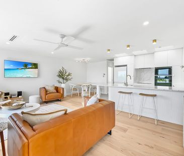 Modern Luxe Top Floor Apartment with Ocean Views - Photo 2