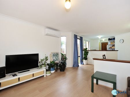 BEAUTIFULLY PRESENTED FAMILY HOME!! - Photo 3