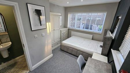 1 bedroom in a house share to rent - Photo 2