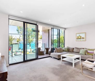 Luxury Apartment with Resort-Style Amenities in Prime City Location - Photo 2