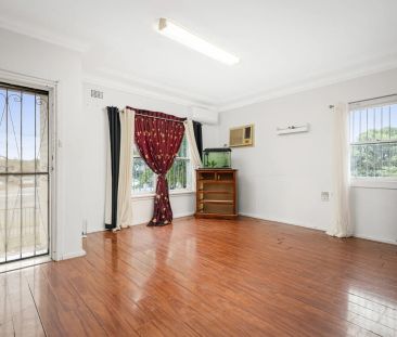 Spacious 3-Bedroom Brick Home on a Large Corner Block - Photo 5