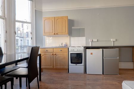 BILLS INCLUDED - Spacious Ensuite Studio in Cheniston Gardens, Kensington, London W8 - Photo 3