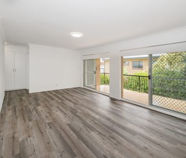 Renovated Kitchen, Private Balcony & Air Conditioning in Hamilton - Photo 2