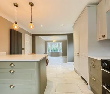 4 bedroom Detached House to let - Photo 2