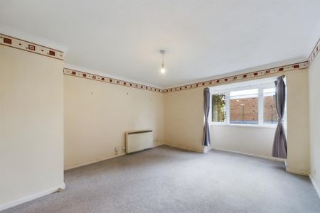 Oaklands Court, Chichester - Photo 2