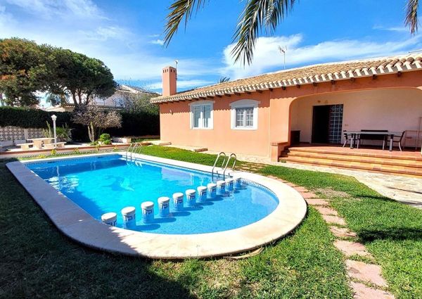 Villa con la piscina privada en Cabo Roig.