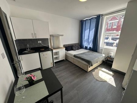 Studio Flat, Brenthurst Road, NW10 - Photo 2
