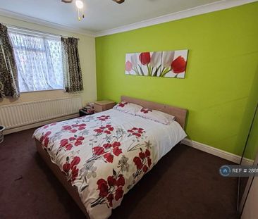 5 bedroom semi-detached house to rent - Photo 4