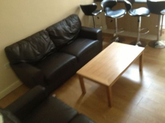 Brilliant 5 double bedroom property. All bedrooms are en-suite - Photo 1