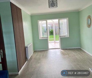 3 bedroom semi-detached house to rent - Photo 2