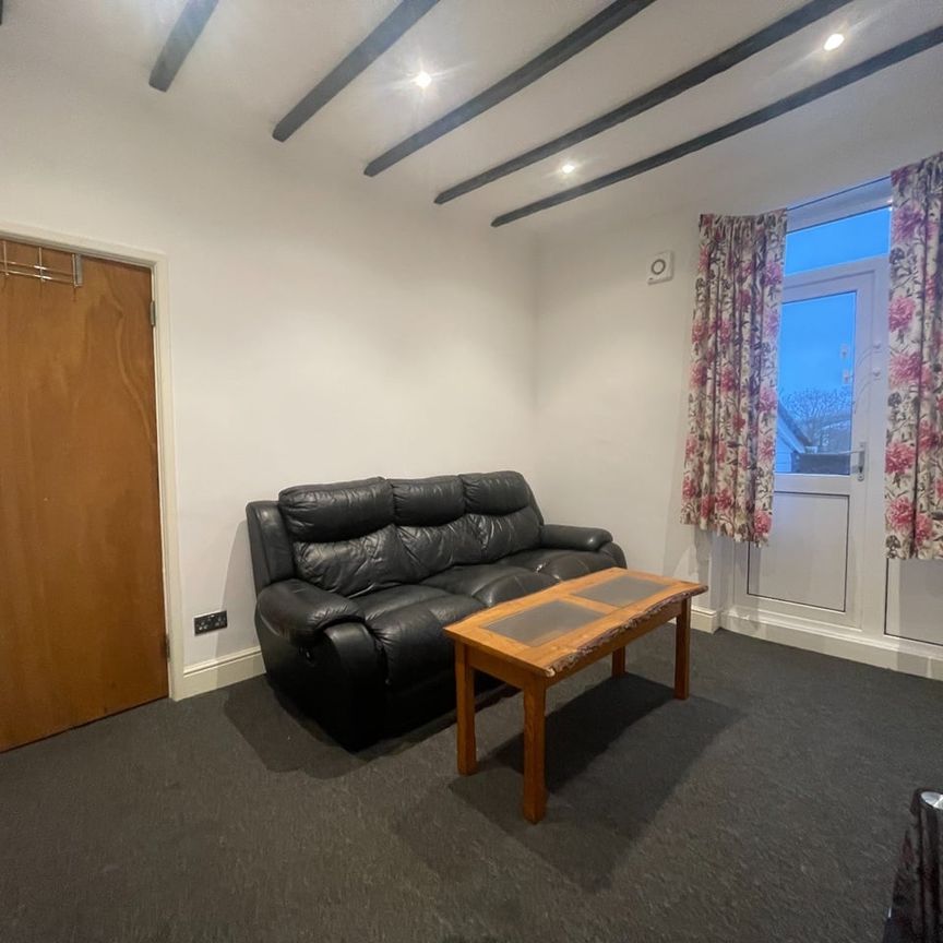 1 Bed Flat, Victoria Road, SO19 - Photo 1