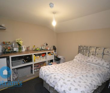 6 bed Flat for Rent - Photo 2