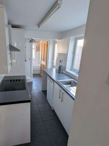 3 bedroom terraced house to rent - Photo 3