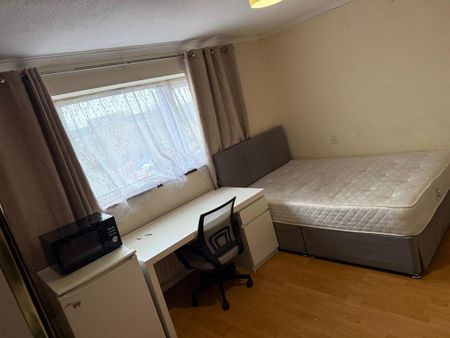 1 bedroom in a house share to rent - Photo 2