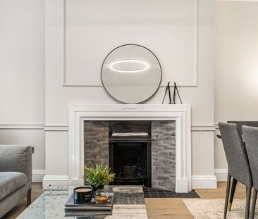 EXLCUSIVELY MANAGED BY SAVILLS, PET FRIENDLY, FURNISHED OR UNFURNISHED. Newly refurbished two bedroom house in the heart of Connaught Village - Photo 2