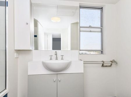 Modern 3-Bedroom, 2-Bathroom Unit in a Prime City Position! - Photo 4