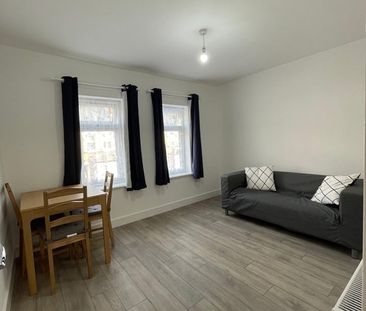 1 Bed Flat, Pitcroft Avenue, RG6 - Photo 1