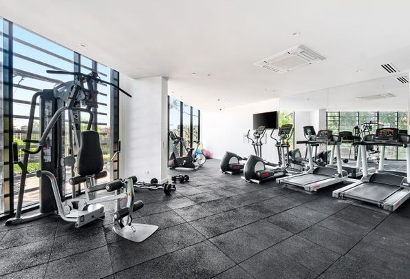 Modern 2-Bedroom Apartment with Leafy Views & Premium Amenities - Photo 1