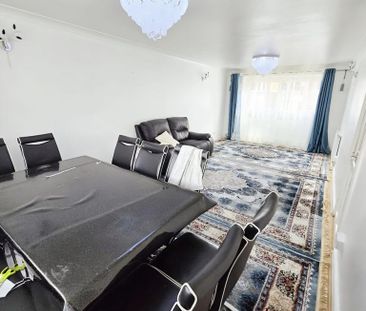 3 bedroom flat to rent - Photo 4