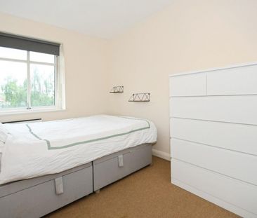 2 bedroom Flat To Let - Photo 3