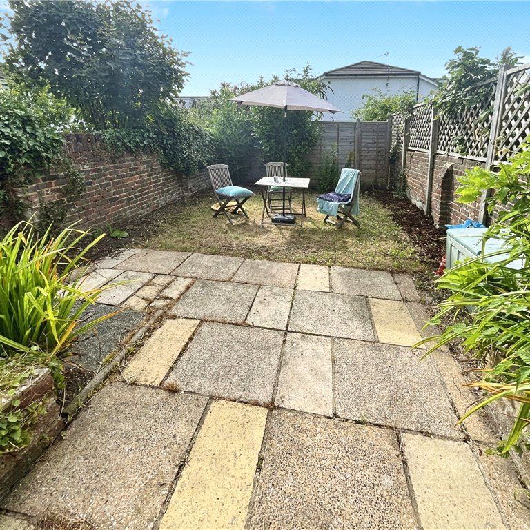 2 bedroom apartment to rent North Street, Emsworth, Hampshire, PO10 - Photo 1