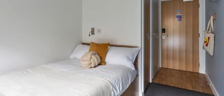 Accessible Gold Ensuite - Photo 2