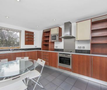 1 bedroom in a flat share to rent - Photo 3