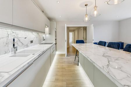 3 bedroom flat to rent - Photo 2