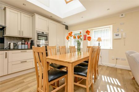 4 bedroom detached house to rent - Photo 4