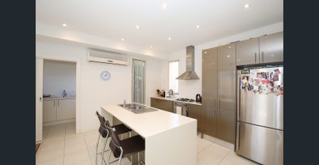 Large Two Bedroom Townhouse in Central Doncaster Location! - Photo 3