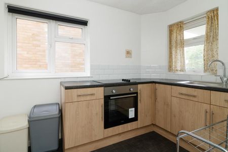 3 bedroom semi-detached house to rent - Photo 3