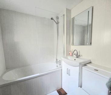 2 bedroom end of terrace house to rent - Photo 5