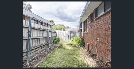 SPACIOUS TWO-BEDROOM UNIT IN QUIET, CONVENIENT LOCATION - Photo 5