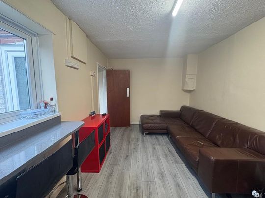 4 bedroom semi-detached house to rent - Photo 1